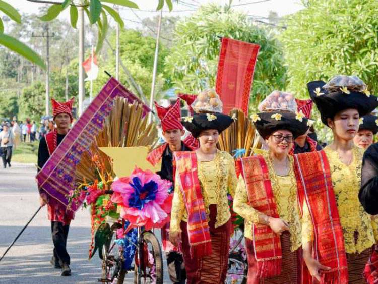 Kemeriahan pawai budaya dalam PSB 2024 yang diikuti 11 paguyuban dan komunitas ekspatriat di Riau Kompleks.