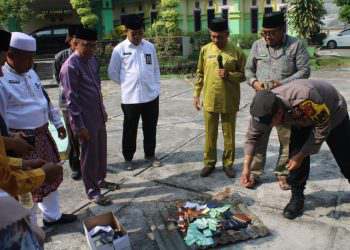 Kemenag Pekanbaru Bakar 345 Buku Nikah dan 3.178 Kartu Nikah Kadaluwarsa