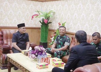 Ketua DPRD Riau Kaderismanto (kiri) berbincang dengan Komandan Korem (Danrem) 031/Wira Bima, Brigjen TNI Sugiyono (tiga kanan) saat pertemuan silaturahmi di DPRD Provinsi Riau, Senin (28/10/2024).