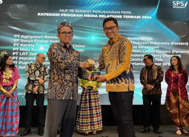 Head of Corporate Communication RAPP Aji Wihardandi saat menerima MRA Award 2024 pada
puncak HUT SPS ke-78 di Hotel Savoy Homann, Bandung, Jawa Barat, Jumat (20/9/2024).