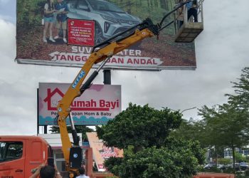 Bapenda Pekanbaru Tertibkan Sejumlah Reklame yang Habis Masa Tayang