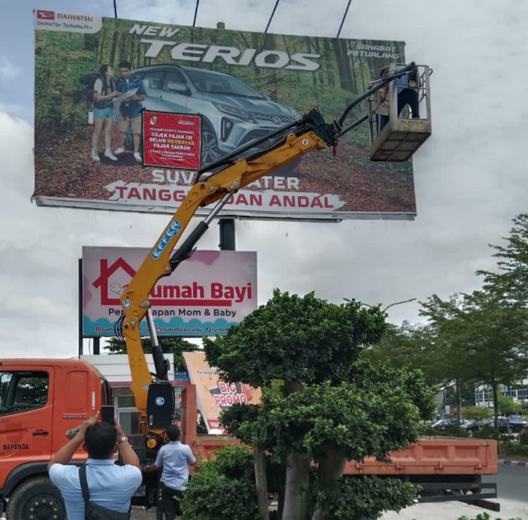 Bapenda Pekanbaru Tertibkan Sejumlah Reklame yang Habis Masa Tayang