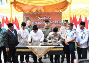 Gubernur Provinsi Kepulauan Riau, Ansar Ahmad bersama Direktur Operasional BRK Syariah, Said Syamsuri menandatangani batu prasasti tanda diresmikannya Masjid Al Muhajirin