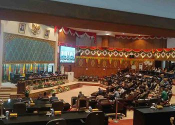 Suasana rapat paripurna susunan AKD DPRD Riau, Senin (28/10/2024).