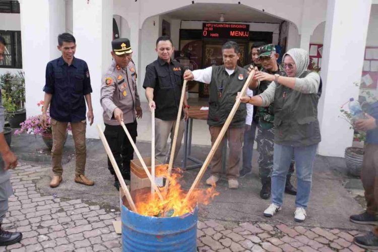 KPU Kuansing Musnahkan 827 Surat Suara Rusak dan Berlebih