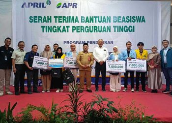 Penyerahan beasiswa secara simbolis kepada mahasiswa oleh jajaran manajemen RAPP didampingi Kepala Biro Kesra Pemprov Riau Imron Rosyadi MT.