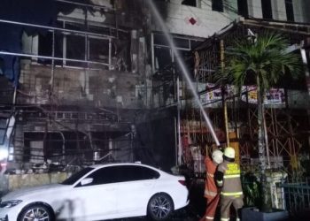 Kebakaran Hanguskan Empat Lantai Hotel Benteng Pekanbaru, 70 Tamu Berhasil Dievakuasi