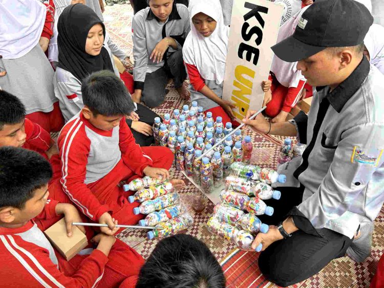 Langkah Nyata Mahasiswa KSE Unri untuk Mengurangi Limbah Plastik Lewat Ecobrick