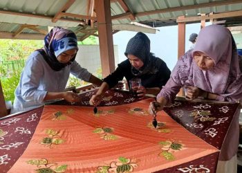 APRIL dan APR melalui Community Development (CD) kembali menggelar pelatihan batik kepada kelompok batik binaan yang dilaksanakan di Pangkalan Kerinci, Pelalawan, Senin-Kamis (18-21/11/2024).