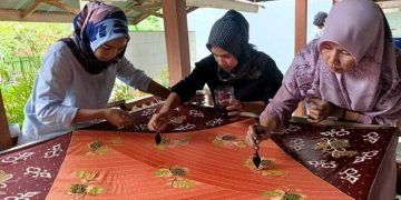 APRIL dan APR melalui Community Development (CD) kembali menggelar pelatihan batik kepada kelompok batik binaan yang dilaksanakan di Pangkalan Kerinci, Pelalawan, Senin-Kamis (18-21/11/2024).