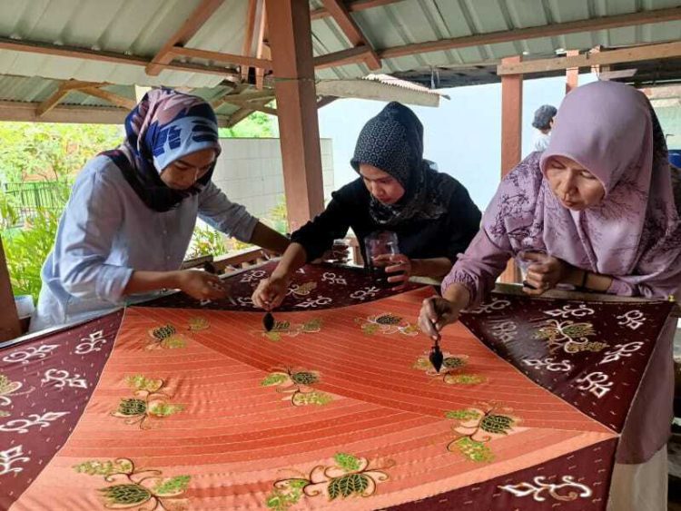 APRIL dan APR melalui Community Development (CD) kembali menggelar pelatihan batik kepada kelompok batik binaan yang dilaksanakan di Pangkalan Kerinci, Pelalawan, Senin-Kamis (18-21/11/2024).