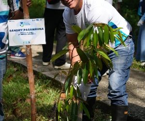 Direktur Utama PT Surveyor Indonesia Sandry Pasambuna melakukan Penanaman Pohon di Hutan Kota Pekanbaru dalam kegiatan IDS Green Action HUT Ke 3 IDSurvey (PT BKI, PT SCI dan PT SI)