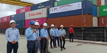 Pelepasan ekspor di Pelabuhan Buatan oleh Logistic Head RAPP Refnil Dodi, didampingi Port Operation Manager Wahyu, perwakilan BPHL Wilayah III Pekanbaru, Ori Ariyandi, S.Hut dan Mirwan Satrianto, S.Hut.