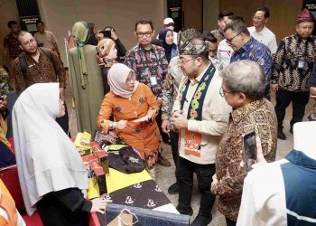 Menteri Ekonomi Kreatif, Teuku Riefky Harsya, didampingi Presiden Direktur RAPP, Sihol Aritonang dan Presiden Direktur APR, Basrie Kamba, menyimak penjelasan terkait produk kuliner hasil ekonomi kreatif produksi binaan APR saat melakukan kunjungan ke Asia Pacific Rayon (APR), Riau Kompleks, Pangkalan Kerinci, Pelalawan.