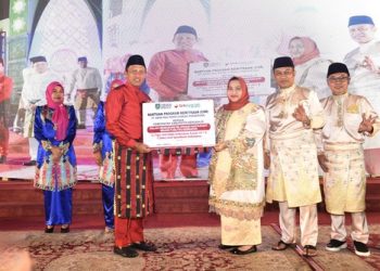 Bantuan CSR diserahkan langsung oleh Direktur Kepatuhan dan Manajemen Risiko BRK Syariah Fajar Restu Febriansyah, kepada Bupati Bengkalis Kasmarni, di Astaka Utama, Halaman Kantor Camat Mandau, pada (15/12/2024)