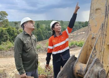 Lilis, salah satu lulusan Female Excavator Operator Trainee asal Desa Penyengat Siak, bersama mentornya Saut Situmorang dalam salah satu sesi pelatihan yang diikuti.