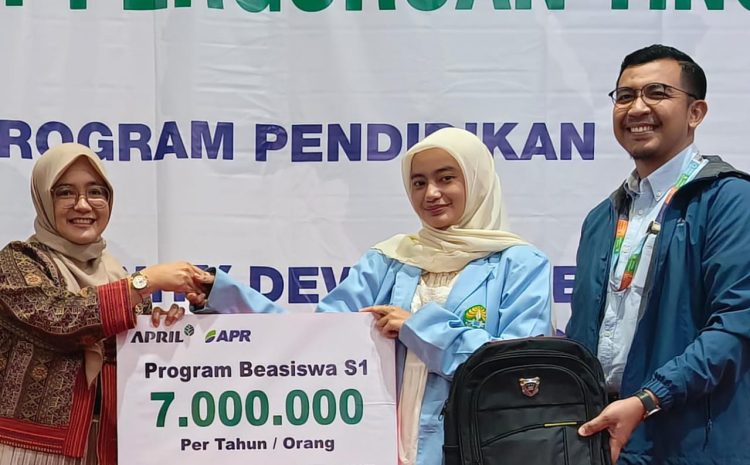 Penyerahan beasiswa secara simbolis kepada mahasiswa sejumlah perguruan tinggi di Riau.