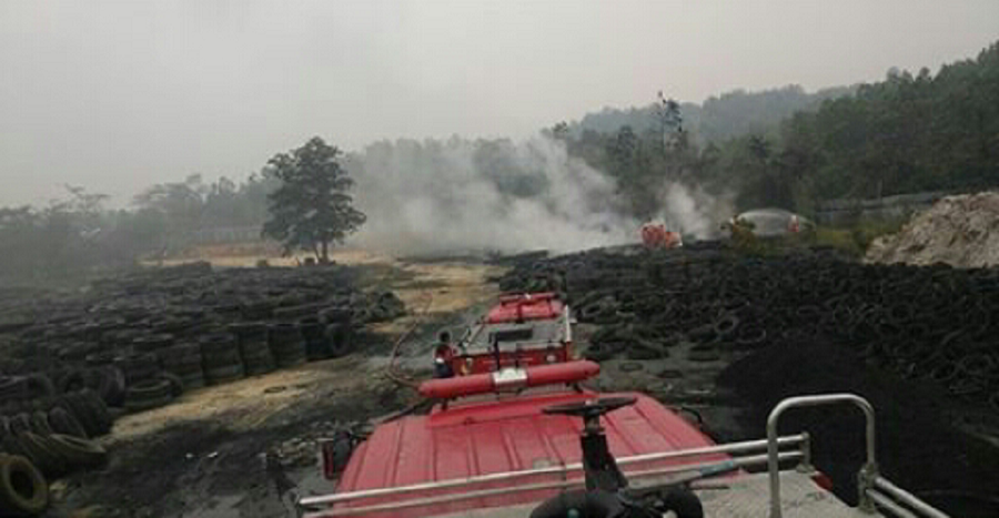 Kebakaran Hanguskan Ratusan Ban Bekas  di Muara Fajar 
