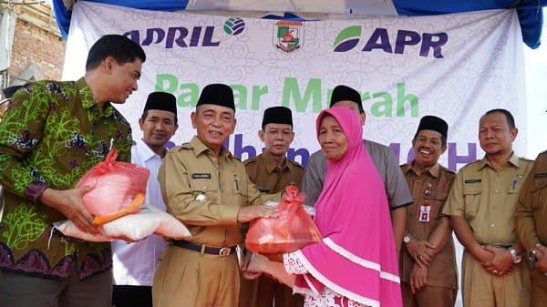 Diserahkan oleh Bupati Harris, PT RAPP Serahkan Ribuan Paket Sembako Murah di Istana Yatim