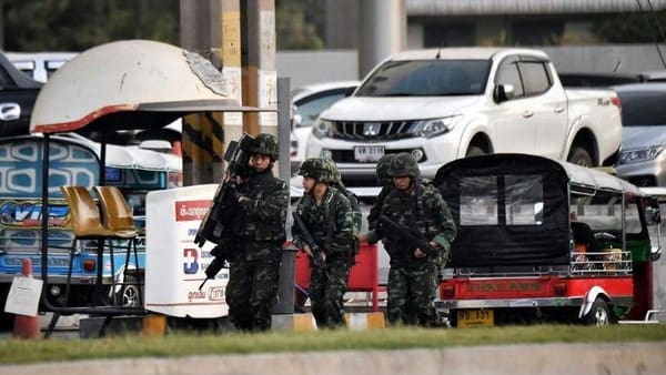 Proses penanganan usai penembakan massal oleh tentara di Thailand -(Foto: AFP/Lillian SUWANRUMPHA)