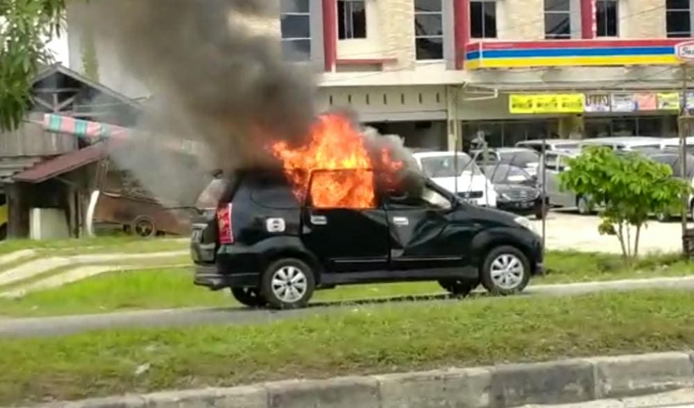 Mobil terbakar