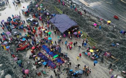 Orang-orang berkerumun di lokasi longsor. (Foto: ZAW MOE HTET/EPA)