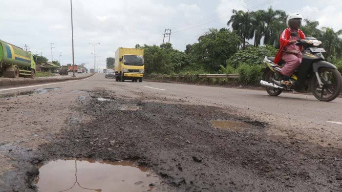 Jalan rusak di Riau