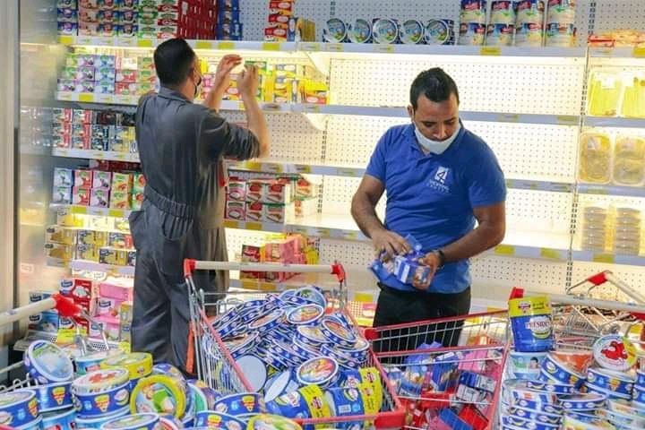 Karyawan supermarket di provinsi Manufiya Mesir mengeluarkan produk Prancis dari rak. /Twitter.com/@Onyong_Marko