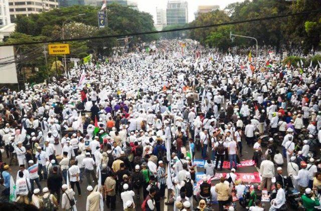 Massa FPI, PA 212 dan berbagai elemen masyarakat di Bandara Soetta saat penjemputan Habib Rizieq.