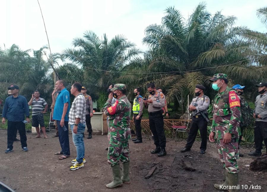 Teks foto : Polisi dan TNI menjaga lokasi kebun sawit milik Puskopkar Riau di Desa Sontang, yang diserang 30-an OTK, Selasa, 26 Januari 2021