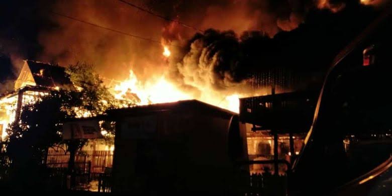 ASN Bakar kantor bupati