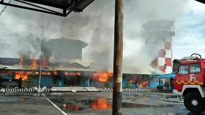 Bandara terbakar