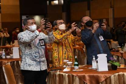 Gubernur Riau dan Dirut Bank Riau Kepri saat launching layanan QRIS di Bank Riau Kepri Mobile (Istimewa)