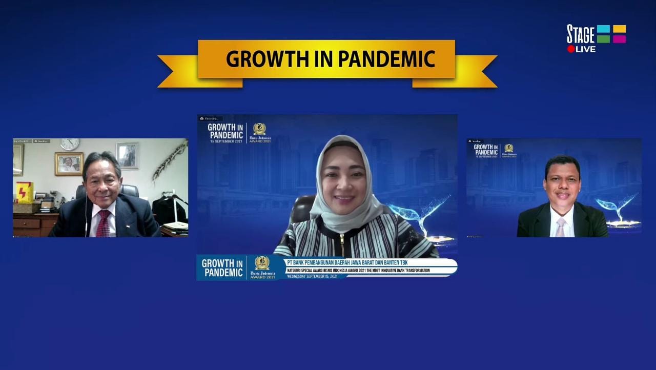 Direktur Komersial dan UMKM bank bjb Nancy Adistyasari saat menerima penghargaan The Most Innovative Bank Transformation dari Bisnis Indonesia Award (BIA) 2021.