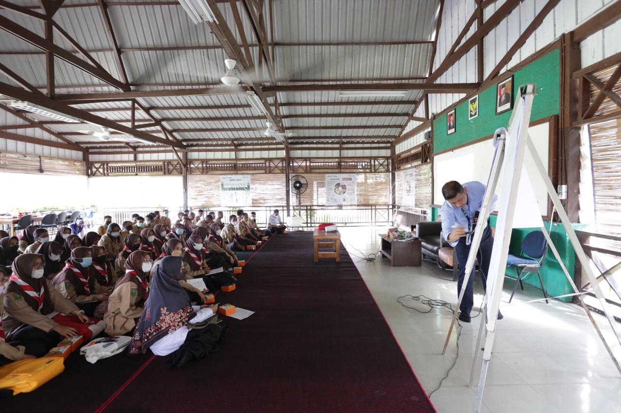 Suasana sesi motivasi puluhan siswa-siswi dari dua SMA di Pelalawan yang mengikuti program bimbingan belajar dari program CD PT RAPP untuk menembus ujian masuk perguruan tinggi terbaik di Indonesia, Rabu (19/1/2022), di Pangkalan Kerinci, Kabupaten Pelalawan, Riau