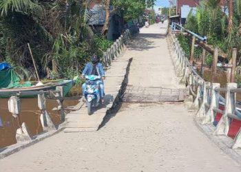 jembatan melengkung di sungai piring