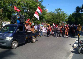 Aksi demonstrasi yang digelar oleh mahasiswa dan Ormas di depan Kator Kejati Riau, Selasa, 31 Mei 2022.