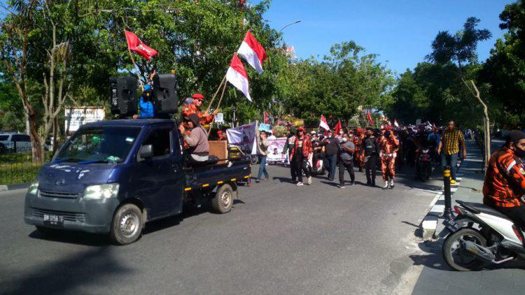 Aksi demonstrasi yang digelar oleh mahasiswa dan Ormas di depan Kator Kejati Riau, Selasa, 31 Mei 2022.