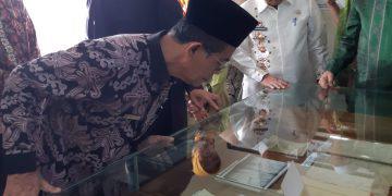 H Asra Faber bersama Gubernur Sumbar, Bupati Agam, saat melihat museum Inyiak Canduang