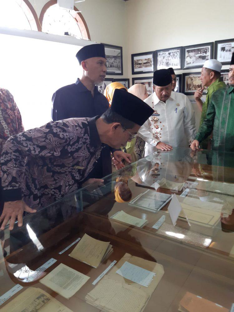 H Asra Faber bersama Gubernur Sumbar, Bupati Agam, saat melihat museum Inyiak Canduang