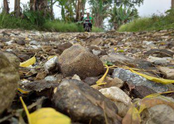 Batu-batu licin penuhi jalan alternatif dari Kubu Ateh-Banto, Tabu Baraie