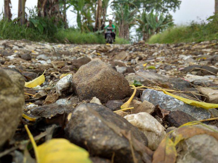 Batu-batu licin penuhi jalan alternatif dari Kubu Ateh-Banto, Tabu Baraie