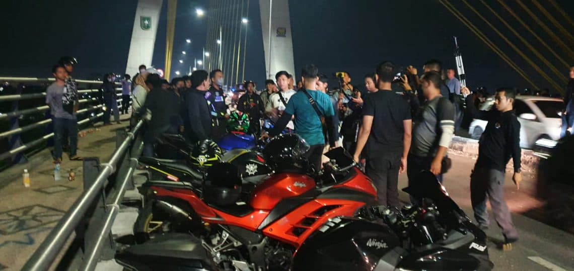 Ratusan sepeda motor diamankan polisi di atas Jembatan Siak IV.