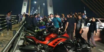 Ratusan sepeda motor diamankan polisi di atas Jembatan Siak IV.