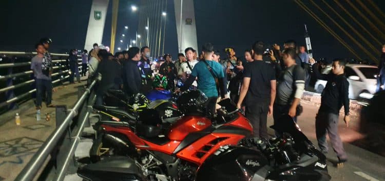 Ratusan sepeda motor diamankan polisi di atas Jembatan Siak IV.