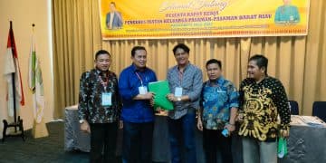 RAPAT KERJA - Ketum IKPPBR Dr Zulfikri didampingi Sekum Syafrizal SE MH menerima program kerja pengurus dalam rapat kerja di Hotel Dafam Pekanbaru, Sabtu (11/6/2022).
Foto : Istimewa