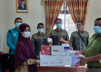 Tim CD RAPP menyerahkan bantuan antropometri kit untuk 11 Posyandu di Sungai Langsat, Sako kepada Kepala Puskesmas Pangean disaksikan oleh Kades, Bidan Desa dan Kader Posyandu