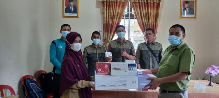 Tim CD RAPP menyerahkan bantuan antropometri kit untuk 11 Posyandu di Sungai Langsat, Sako kepada Kepala Puskesmas Pangean disaksikan oleh Kades, Bidan Desa dan Kader Posyandu