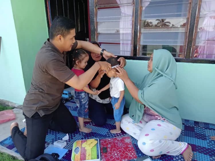 Bantuan peralatan Antropometri Kit dari PT RAPP kepada Posyandu binaan untuk pendeteksian Stunting di desa-desa