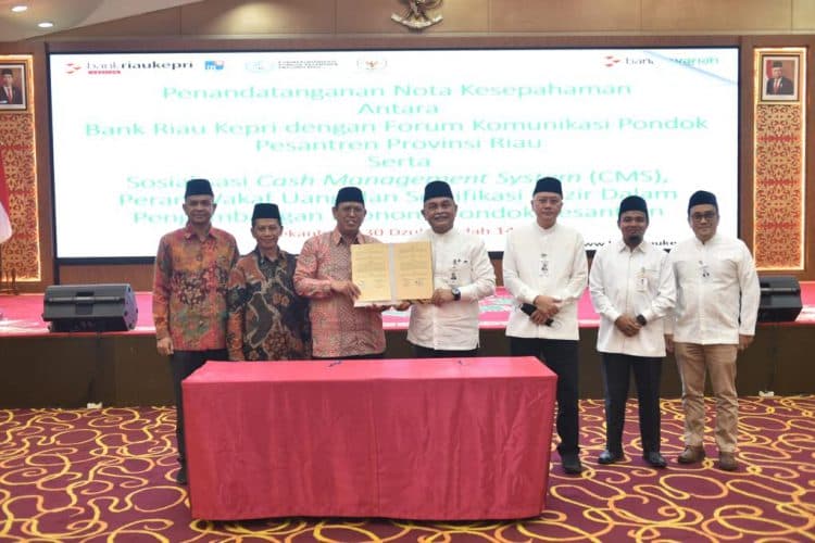 PT Bank Riau Kepri (BRK) melakukan penandatanganan Nota Kesepahaman dengan Forum Komunikasi Pondok Pesantren (FKPP) Provinsi Riau terkait layanan jasa perbankan (Kamis, 30/6/22)